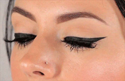 Eyeliner rotativ 2 în 1 – ștampilă și liner pentru ochi perfect definiți.