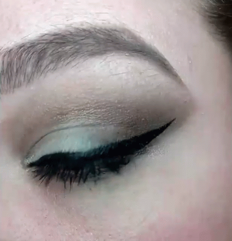 Eyeliner rotativ 2 în 1 – ștampilă și liner pentru ochi perfect definiți.